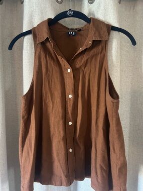 GAP Sleeveless Button-Down Top in Rust